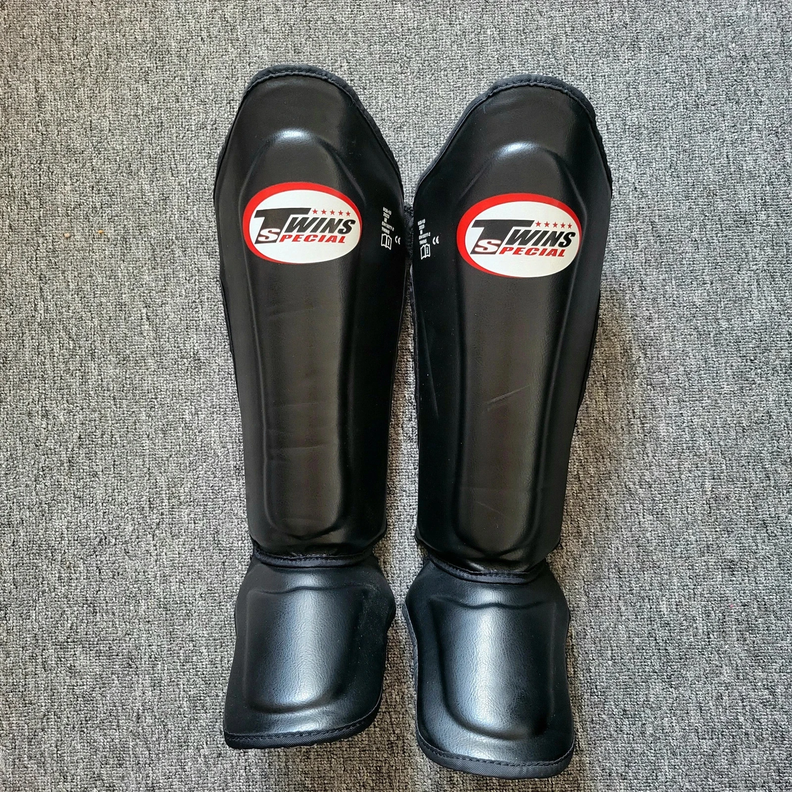 Protège-tibias Muay Thaï / Kickboxing Twins Special SGS-10 Noirs - Taille M